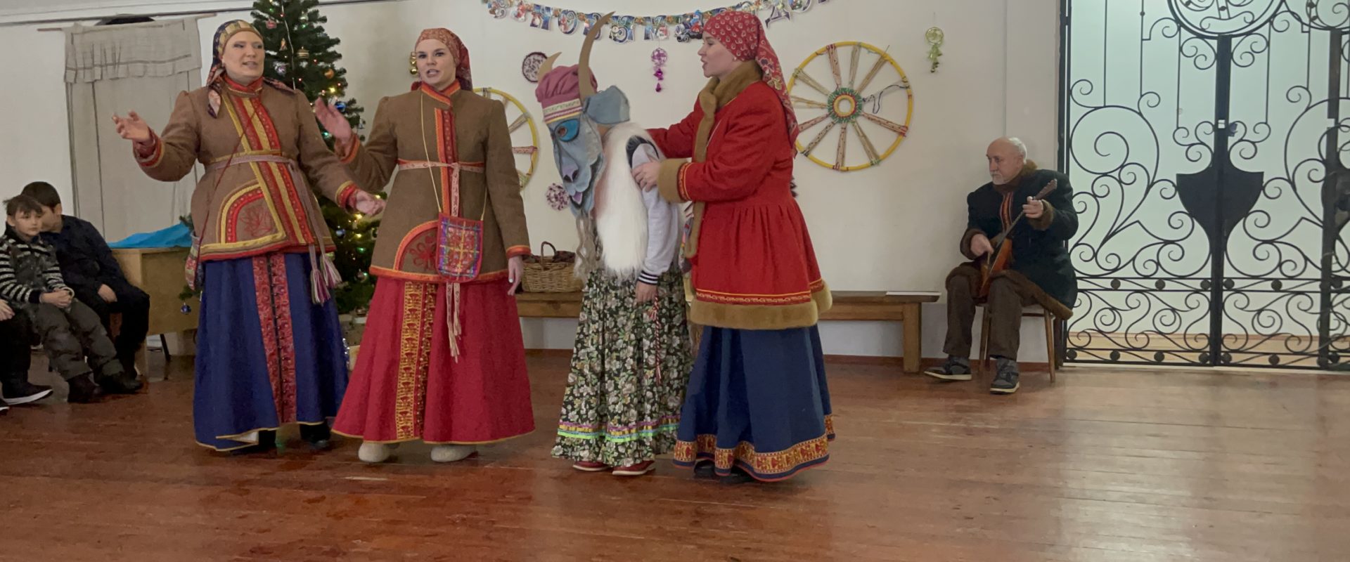 «Пришли Святки, гаданья да колядки!»