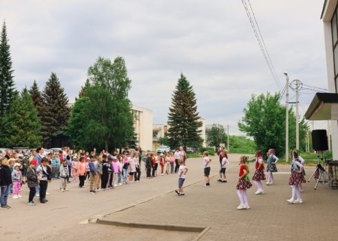 «Торжественное открытие летнего школьного лагеря «Солнышко»Под девизом «Детство -это мы!»