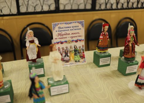Выставка кукол в национальных костюмах «Народов много,но главное -единство»